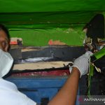 Petugas Lapas Kelas IIB Nyomplong, Kota Sukabumi, Jabar tengah melakukan penggeledahan terhadap kamar dan barang milik warga binaan