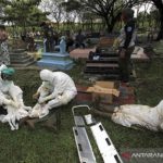 Doklumen - Petugas beristirahat setelah memakamkan jenazah dengan protokol COVID-19 di Tempat Pemakaman Umum (TPU) Kelurahan Paoman, Indramayu, Jawa Barat, Kamis (24/6/2021) ANTARA/Dedhez Anggara
