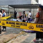 Petugas Polres Metro Bekasi Kota memasang garis polisi di area Universitas Krisnadwipayana, Kota Bekasi, Jawa Barat, usai terjadi bentrok dua ormas pendukung rektor. ANTARA/Pradita Kurniawan Syah