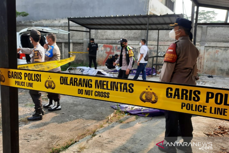 Petugas Polres Metro Bekasi Kota memasang garis polisi di area Universitas Krisnadwipayana, Kota Bekasi, Jawa Barat, usai terjadi bentrok dua ormas pendukung rektor. ANTARA/Pradita Kurniawan Syah