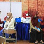 Petugas menyuntikkan vaksin kepada warga yang mengikuti Gebyar Vaksinasi Jabar Juara di Indramayu, Jawa Barat, Rabu (8/9/2021). ANTARA/Dedhez Anggara/aww