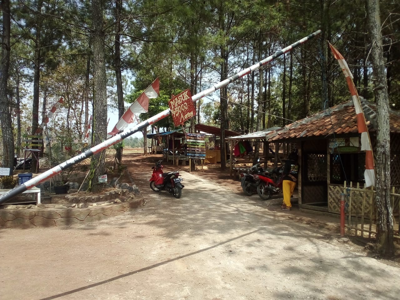Pintu Masuk Obyek wisata Jati Pesona Ciwangi di Kabupaten Garut yang dikelola Bumdes Desa