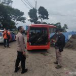 Polisi masih bersiaga di lokasi bentrok antar ormas di perbatasan Cianjur-Sukabumi, Jawa Barat, Senin, meski situasi sudah kondusif, Senin. ANTARA/Ahmad Fikri