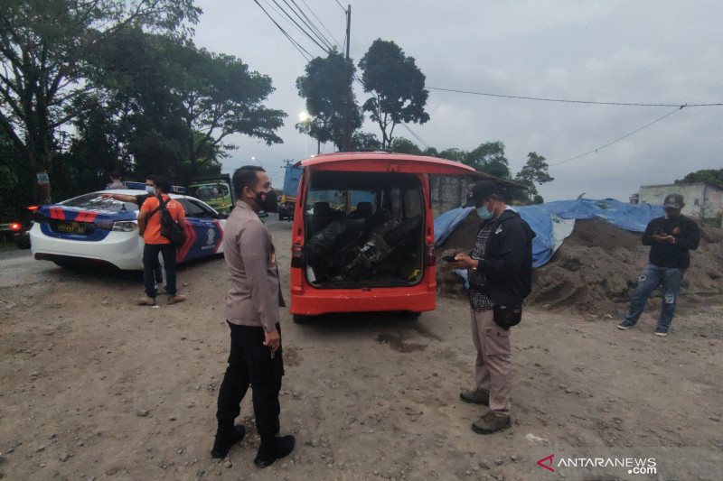 Polisi masih bersiaga di lokasi bentrok antar ormas di perbatasan Cianjur-Sukabumi, Jawa Barat, Senin, meski situasi sudah kondusif, Senin. ANTARA/Ahmad Fikri