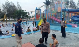 Polisi mengingatkan wisatawan untuk selalu disiplin protokol kesehatan di tempat wisata, Kabupaten Garut, Jawa Barat. (ANTARA/HO-Polsek Tarogong Kaler)