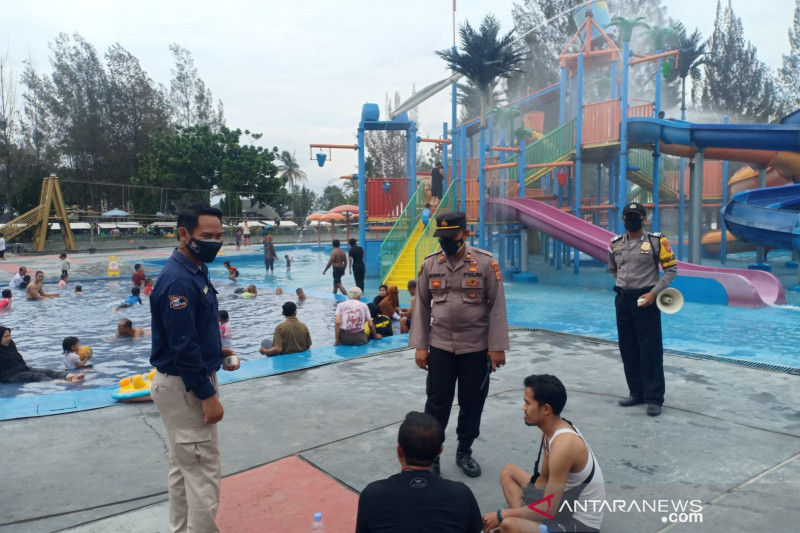 Polisi mengingatkan wisatawan untuk selalu disiplin protokol kesehatan di tempat wisata, Kabupaten Garut, Jawa Barat. (ANTARA/HO-Polsek Tarogong Kaler)