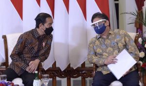 Presiden Joko Widodo dan Menko Bidang Perekonomian Airlangga Hartarto berbincang mengenai perkembangan ekonomi