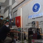 Rektor IPB University Arif Satria menunjuk prototipe mesin konsentrator oksigen hasil inovesai IPB University dan Badan Riset dan Inovasi Nasional (BRIN), yang diberi nama OxIL pada peluncuran di kampus IPB Dramaga, Bogor, Senin (27/9/2021). (ANTARA/Arif Firmansyah)