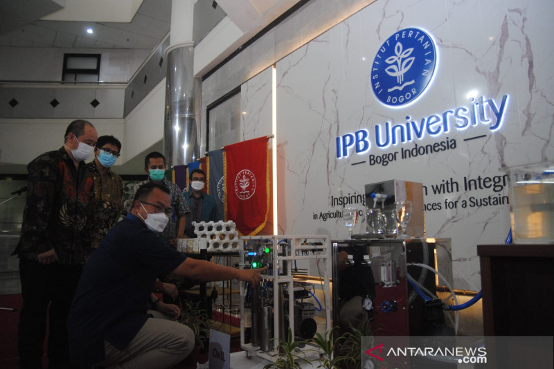 Rektor IPB University Arif Satria menunjuk prototipe mesin konsentrator oksigen hasil inovesai IPB University dan Badan Riset dan Inovasi Nasional (BRIN), yang diberi nama OxIL pada peluncuran di kampus IPB Dramaga, Bogor, Senin (27/9/2021). (ANTARA/Arif Firmansyah)
