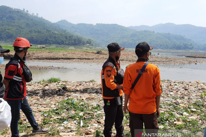 Relawan Tangguh Bencana (Retana) Cianjur, Jawa Barat, menyusuri pinggiran waduk Jangari guna menemukan tubuh pemancing yang hilang tenggelam, Minggu (5/9). (ANTARA/Ahmad Fikri)