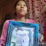Repi Nurhayati anak Pekewrja Migran Indonesia asal Cianjur, Jawa Barat, berharap pemerointah dapat menemukan dan memulangkan ibunya yang hilang kontak selama 17 tahun. ANTARA POTO. (Ahmad Fikri)