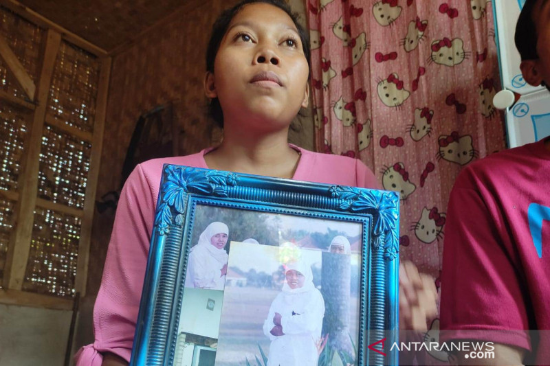 Repi Nurhayati anak Pekewrja Migran Indonesia asal Cianjur, Jawa Barat, berharap pemerointah dapat menemukan dan memulangkan ibunya yang hilang kontak selama 17 tahun. ANTARA POTO. (Ahmad Fikri)