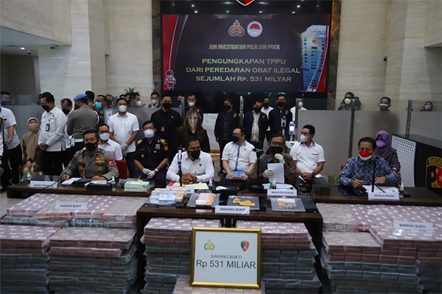 Bareskrim Polri bersama PPATK menggelar konferensi pers kasus TPPU Obat Ilegal di Gedung Bareskrim Polri Jakarta, Kamis (16/9/2021). Dalam konferensi pers tersebut, pihak penyidik menunjukkan barang bukti uang senilai Rp 531 miliar. (Dery Ridwanysah/JawaPos.com)