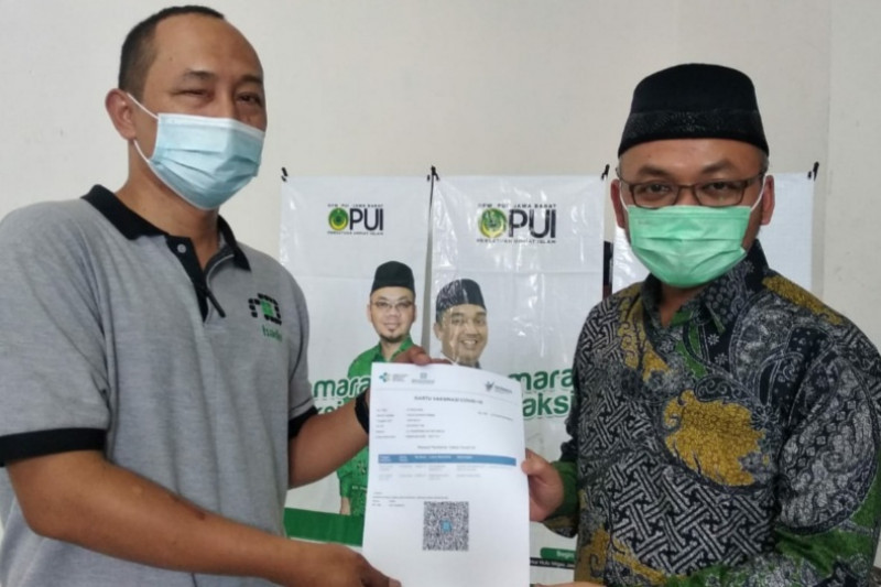 ebanyak 1.500 warga mendapatkan COVID-19 dosis pertama dari Semarak Vaksin COVID-19 yang diadakan oleh ormas Persatuan Umat Islam (PUI) wilayah Jawa Bara