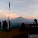 Sejumlah pengunjung menikmati pemandangan alam di Puncak Intan Dewata atau Gunung Putri, Kecamatan Tarogong Kaler, Kabupaten Garut, Jawa Barat. (ANTARA/Feri Purnama)