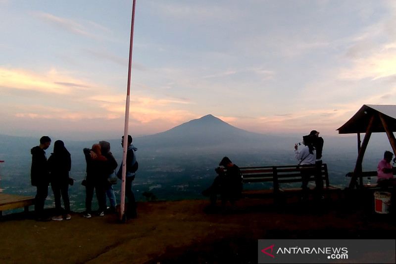 Sejumlah pengunjung menikmati pemandangan alam di Puncak Intan Dewata atau Gunung Putri, Kecamatan Tarogong Kaler, Kabupaten Garut, Jawa Barat. (ANTARA/Feri Purnama)