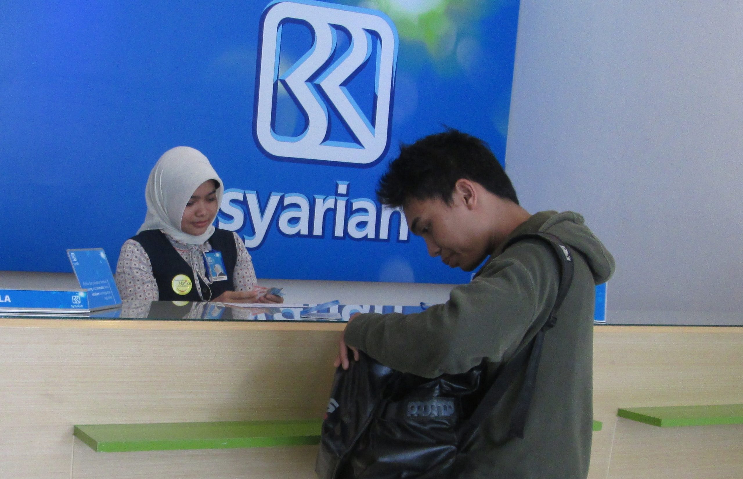 Seorang nasabah sedang melakukan trasaksi di Bank BRI syariah (foto: Bengkuluekspres)