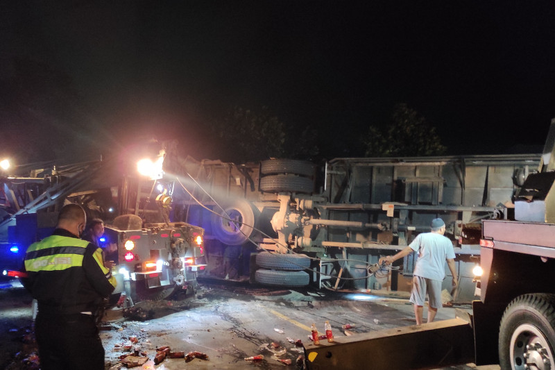 Tiga alat berat digunakan untuk mengevakuasi bangkai truk yang terjungkal di Jalan Raya Sukabumi-Cianjur, Jawa Barat, sebelumnya sempat menghantam enam kendaraan, Selasa (28/9).ANTARA POTO. (Ahmad Fikri)