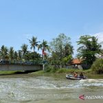 Tim SAR Gabungan mencari korban diduga tenggelam saat memancing di atas jembatan aliran Kali Ciherang Kecamatan Muaragembong, Kabupaten Bekasi, Jawa Barat. (ANTARA/Pradita Kurniawan Syah).