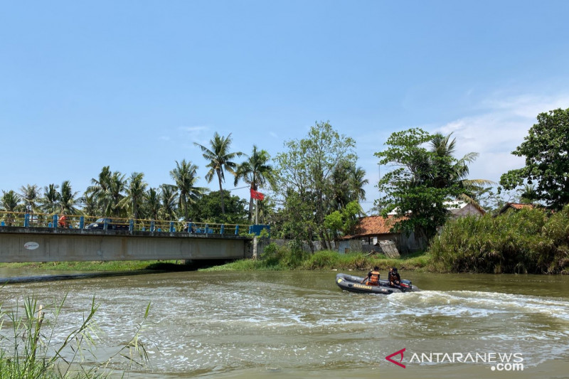 Tim SAR Gabungan mencari korban diduga tenggelam saat memancing di atas jembatan aliran Kali Ciherang Kecamatan Muaragembong, Kabupaten Bekasi, Jawa Barat. (ANTARA/Pradita Kurniawan Syah).