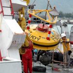 Dokumentasi - Sejumlah petugas pelaksana operasional dari Badan Pengkajian dan Pengembangan Teknologi (BPPT) menurunkan alat deteksi dini tsunami (Tsunami Early Warning System) di Pelabuhan Merak Mas Indah Kiat, Cilegon, Banten, Rabu (11/4/2007). FOTO ANTARA/str-Juli/ip/nz/aa. (ANTARA/Juli)