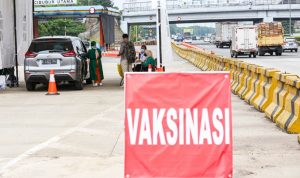 Pengendara melakukan vaksinasi COVID-19 di Gerbang Tol Cibubur Utama, Jakarta, Rabu (1/9/2021). (MIFTAHULHAYAT/JAWA POS)