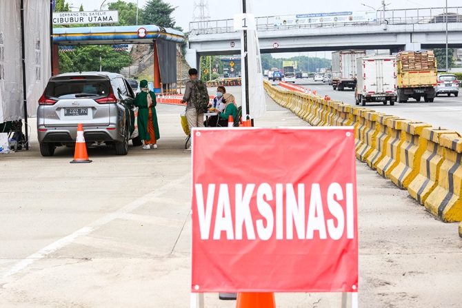 Pengendara melakukan vaksinasi COVID-19 di Gerbang Tol Cibubur Utama, Jakarta, Rabu (1/9/2021). (MIFTAHULHAYAT/JAWA POS)