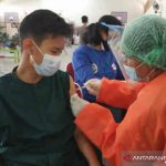 Vaksinasi kepada anak-anak usia sekolah di Cirebon, Jawa Barat, Kamis (12/8/2021). ANTARA/Khaerul Izan