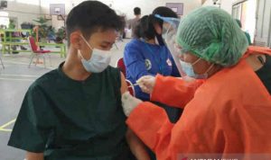 Vaksinasi kepada anak-anak usia sekolah di Cirebon, Jawa Barat, Kamis (12/8/2021). ANTARA/Khaerul Izan