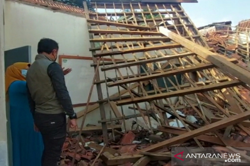 Wali Kota Bogor Bima Arya, Jumat (17/9/2021) meninjau kondisi SD Negeri Otista Kota Bogor setelah bangunan atap kelas ambruk pada Kamis (16/9/2021) karena lapuk. Tidak ada korban dalam peristiwa itu. (ANTARA/Riza Harahap