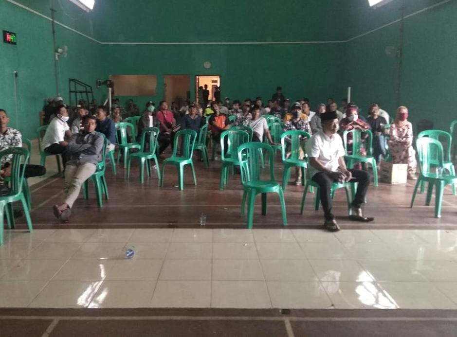 Warga Desa Sirna Bakti, Kampung Pamengpeuk mendatangi kantor desa untuk mempertanyakan pembentukan BumDes