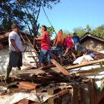 Warga desa membantu membersihkan material rumah milik warga yang ambruk (Foto: Fitri/ Jabar Ekspres/Radar Garut)