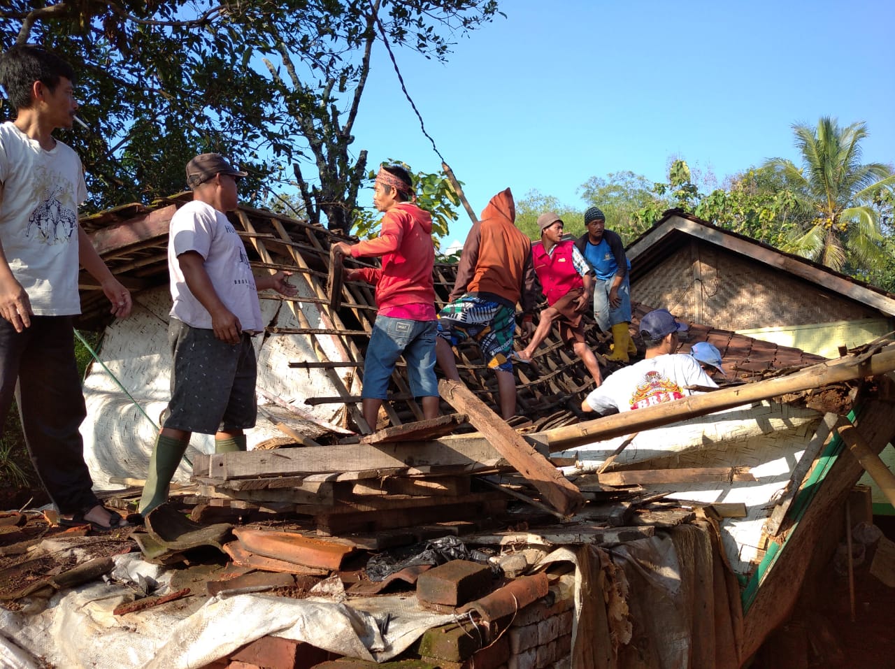 Warga desa membantu membersihkan material rumah milik warga yang ambruk (Foto: Fitri/ Jabar Ekspres/Radar Garut)