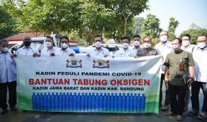 Penyerahan Bantuan Sebanyak 25 Tabung Oksigen dan 13 Regulator Oksigen dari Kadin kepada Pemkab Bandung di Rumah Jabatan Bupati Bandung, Dadang Supriatna, Soreang, Jumat (3/9).