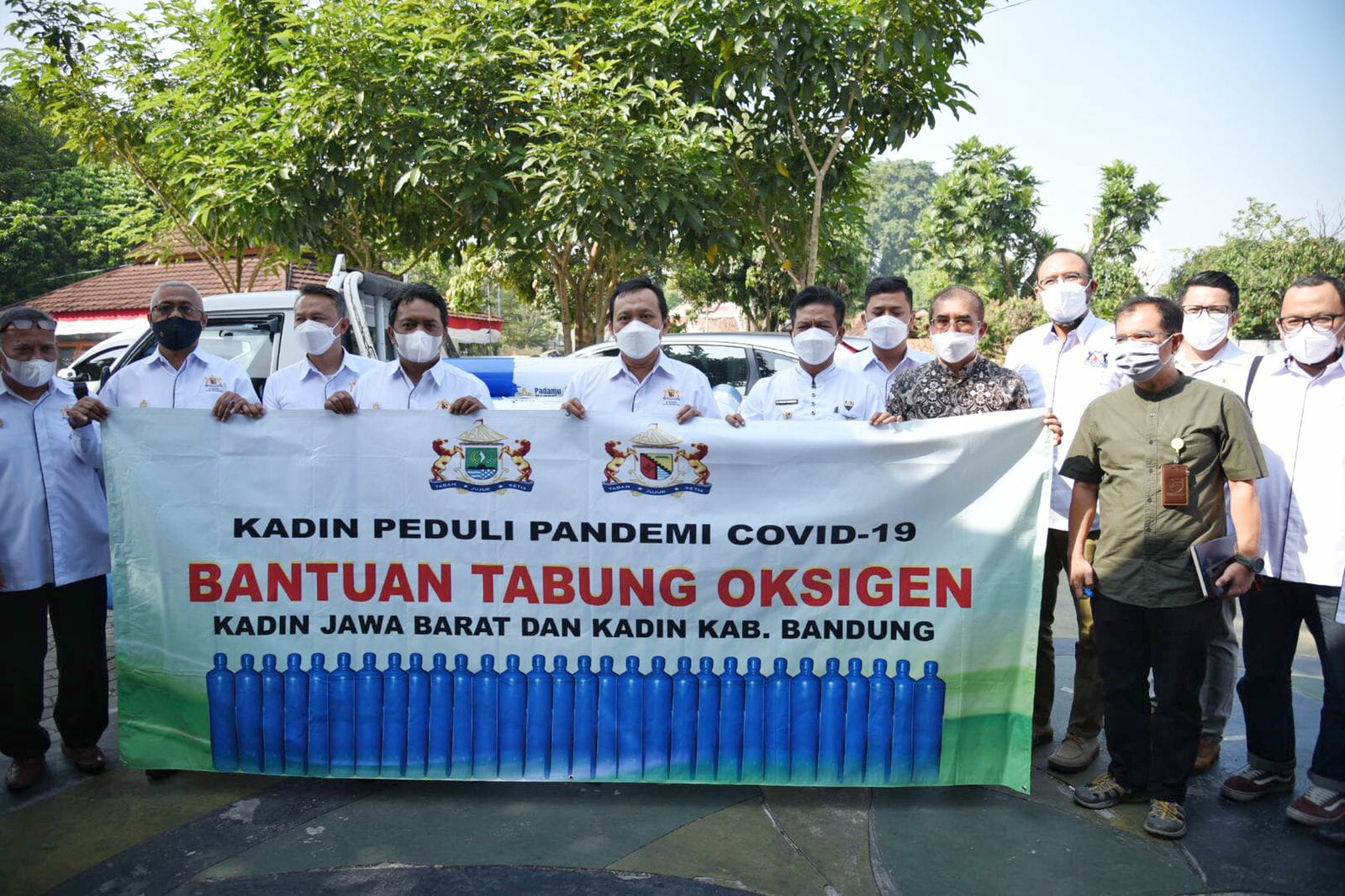 Penyerahan Bantuan Sebanyak 25 Tabung Oksigen dan 13 Regulator Oksigen dari Kadin kepada Pemkab Bandung di Rumah Jabatan Bupati Bandung, Dadang Supriatna, Soreang, Jumat (3/9).