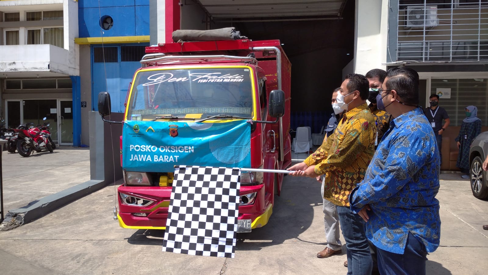 Dalam rangka meningkatkan ketersediaan oksigen di Jawa Barat, PT. Amerta Indah Otsuka kini telah mendonasikan sebanyak 450 tabung oksigen dan 100 unit regulator untuk masyarakat di Jawa barat.