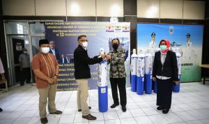 Kadin Kota Cimahi berikan tabung gas oksigen pada Plt. Wali Kota Cimahi Ngatiyana secara simbolis di Kantor Kecamatan Cimahi Utara, Jumat (3/9)(Intan Aida/Jabar Ekspres)
