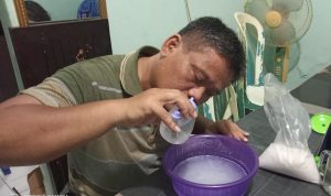 Ketua DKR Kota Depok, Roy Pangharapan saat mempraktikkan cara mencuci hidung dengan larutan garam.