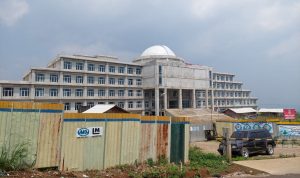 Penampakan bangunan gedung DPRD KBB yang mangkrak setahun lebih (Whisnu/Jabar Ekspres)