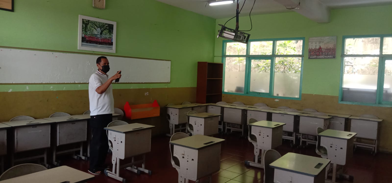 Suasana kelas yang akan di siapkan untuk pelaksanaan PTM di SDN Banjarsari Kota Bandung. Selasa (7/9).