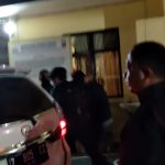 Situasi di Polsek Cimanggung saat pelaku penusukan berinisial YD saat dimasukan ke dalam mobil usai diamankan untuk ditindak lanjut ke Polres Sumedang, Selasa (7/9). (Yanuar Baswata/Jabar Ekspres)