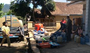 Warga RT03 dan RT04 RW11, Desa Sindanggalih, Kecamatan Cimanggung, Kabupaten Sumedang saat menampung air bersih dari PDAM, Kamis (9/9). (Yanuar Baswata/Jabar Ekspres)
