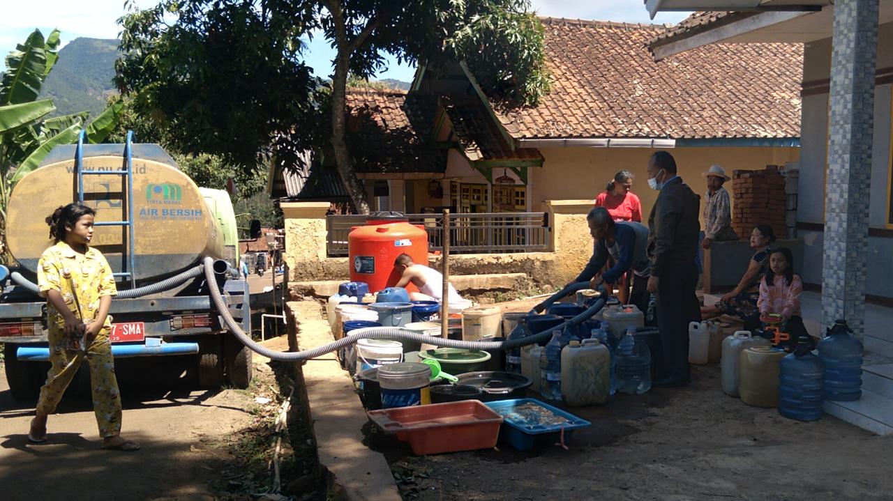 Warga RT03 dan RT04 RW11, Desa Sindanggalih, Kecamatan Cimanggung, Kabupaten Sumedang saat menampung air bersih dari PDAM, Kamis (9/9). (Yanuar Baswata/Jabar Ekspres)