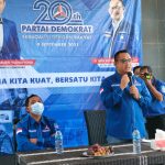 BERIKAN SAMBUTAN: Ketua DPC Demokrat KBB, Iwan Setiawan saat menyampaikan program kerja partai dalam rangkaian HUT Partai Demokrat ke-20.