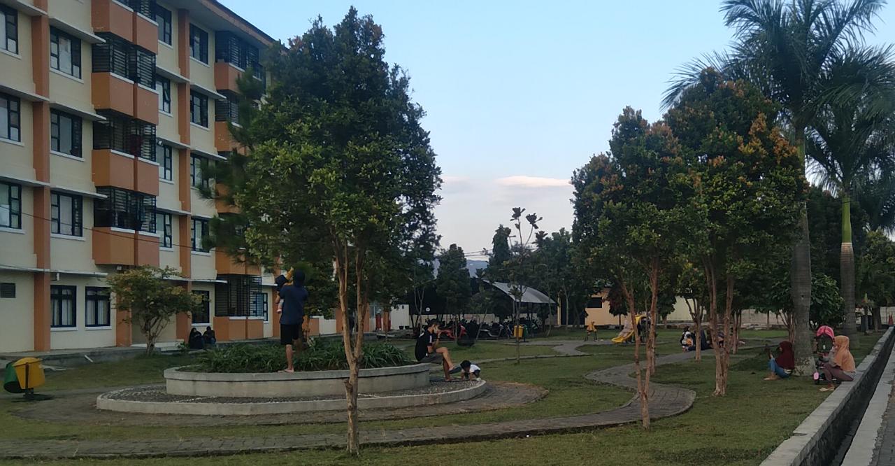 Para penghuni rusun di Kecamatan Rancaekek, Kabupaten Bandung saat nikmati fasilitas taman, Kamis (9/9). (Yanuar Baswata/Jabar Ekspres)