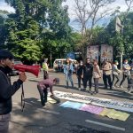 Massa aksi Himpunan Cendekiawan Muda Indonesia (HCMI) geruduk kantor DPRD Jabar, Jl Diponegoro Kota Bandung, Senin(13/9).