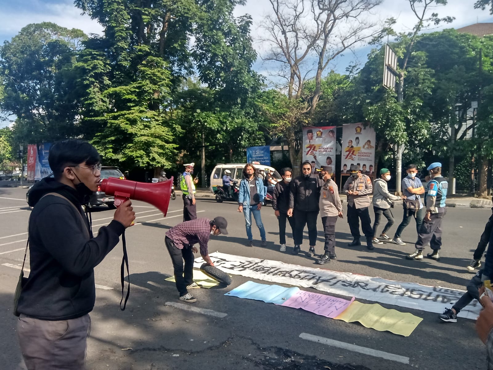 Massa aksi Himpunan Cendekiawan Muda Indonesia (HCMI) geruduk kantor DPRD Jabar, Jl Diponegoro Kota Bandung, Senin(13/9).