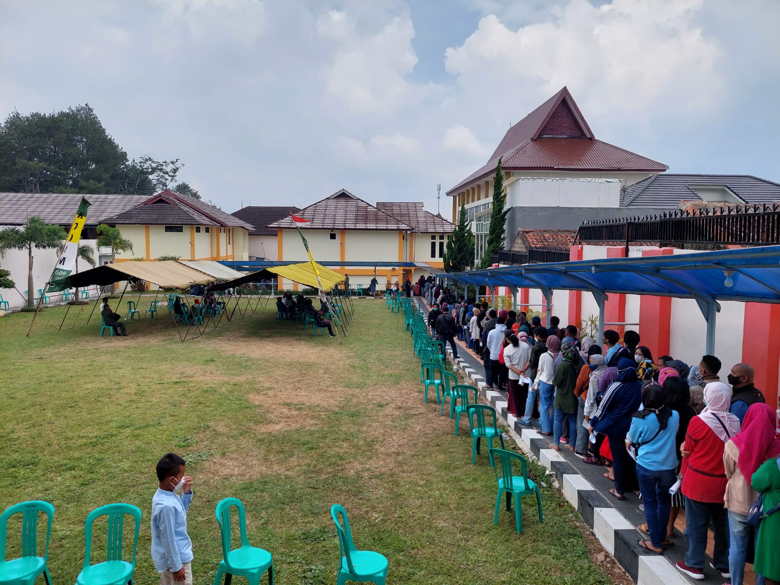 Antrean pelaksanaan serbuan vaksinasi Covid-19 di Lembang, KBB (Whisnu/Jabar Ekspres)