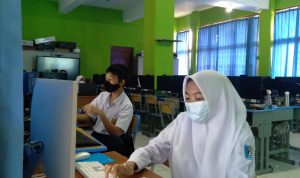 Dua orang siswa SMP Negeri 1 Cimanggung saat melakukan simulasi UNBK, Senin (13/9). (Yanuar Baswata/Jabar Ekspres)