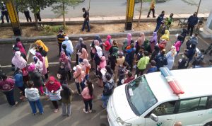 Warga Kecamatan Cicalengka saat menghadiri vaksinasi keliling di Alun-alun, Senin (13/9) (Yanuar Baswata/Jabar Ekspres)